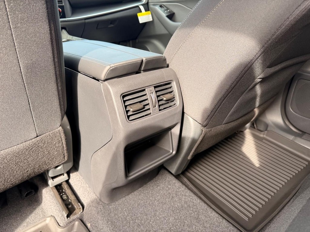 Nissan Rogue Vehicle Full-screen Gallery Image 19