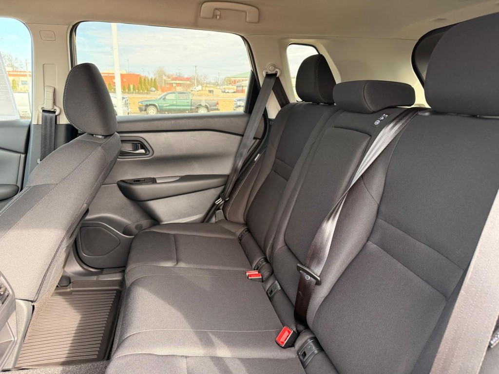 Nissan Rogue Vehicle Full-screen Gallery Image 20