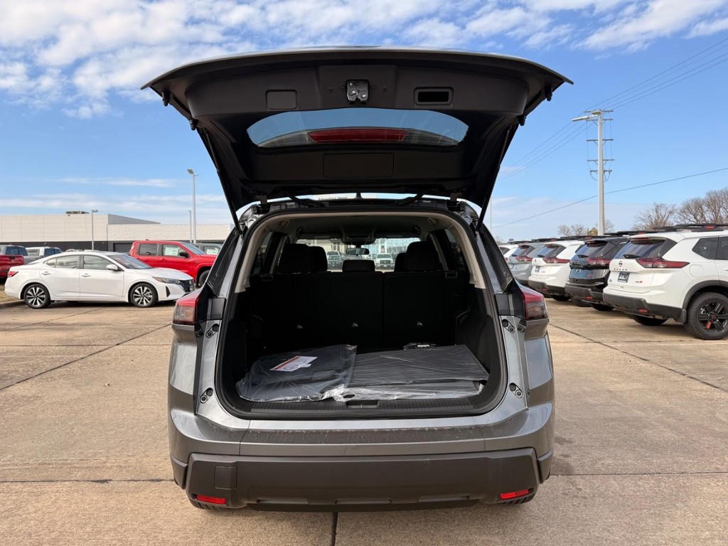 Nissan Rogue Vehicle Full-screen Gallery Image 21