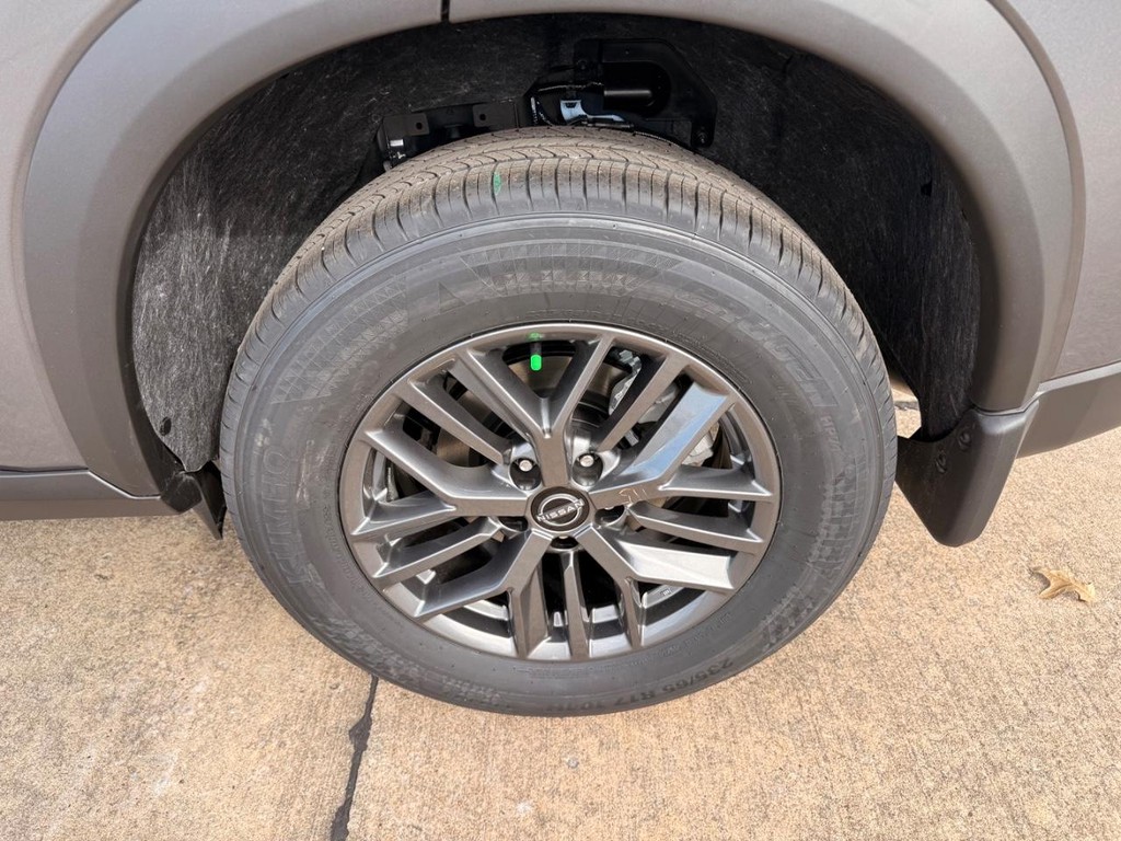 Nissan Rogue Vehicle Full-screen Gallery Image 23