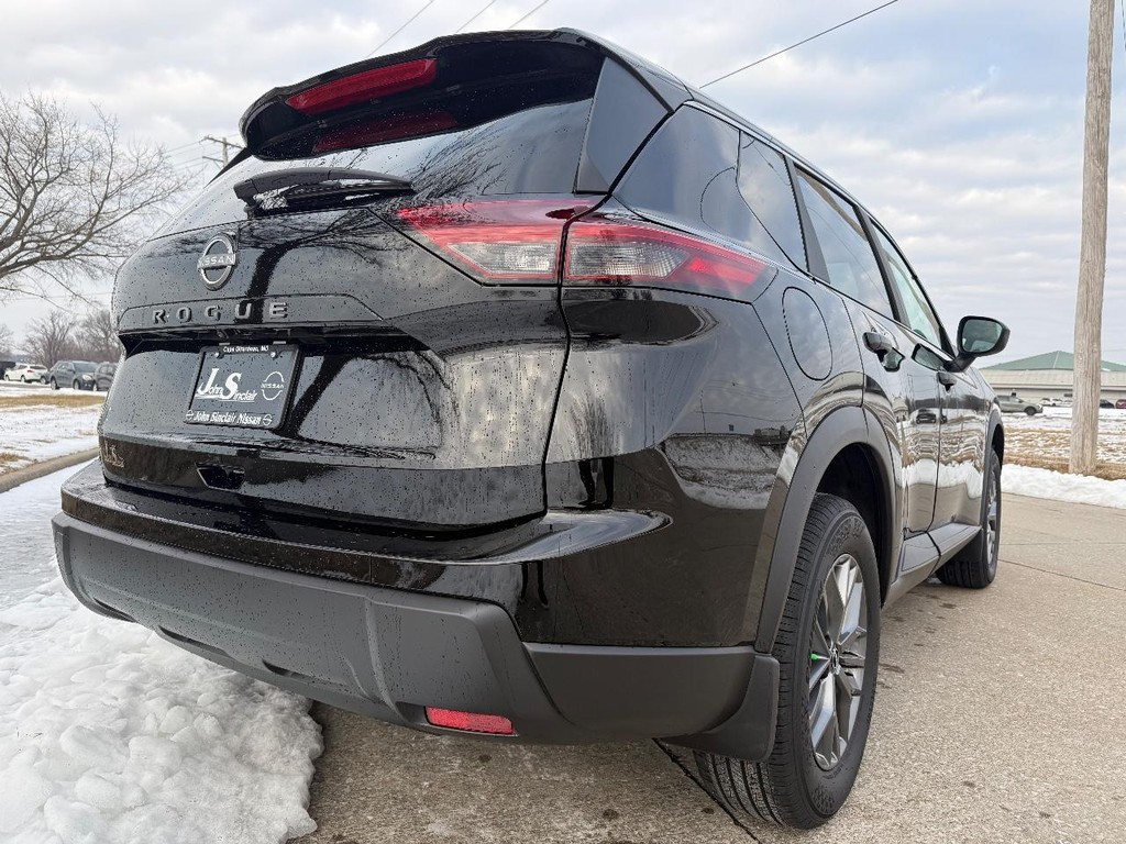 Nissan Rogue Vehicle Full-screen Gallery Image 05