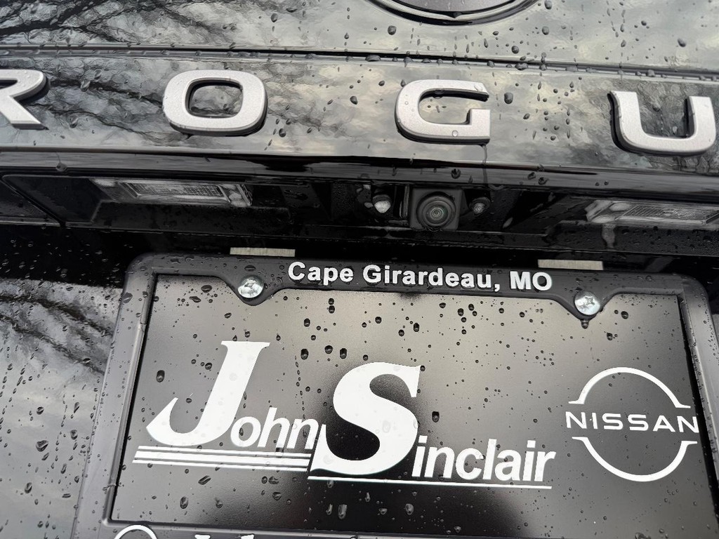 Nissan Rogue Vehicle Full-screen Gallery Image 08