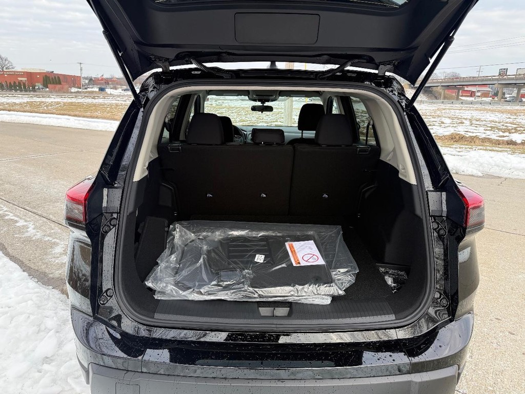 Nissan Rogue Vehicle Full-screen Gallery Image 09