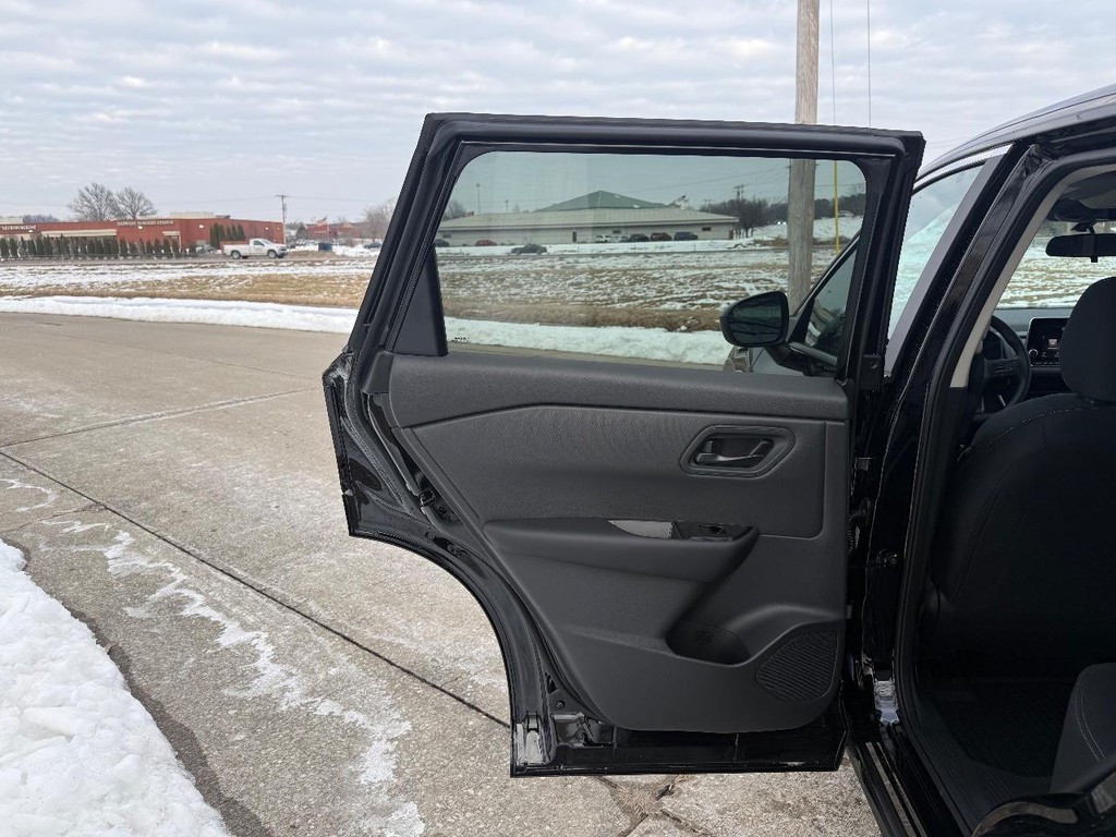 Nissan Rogue Vehicle Full-screen Gallery Image 10