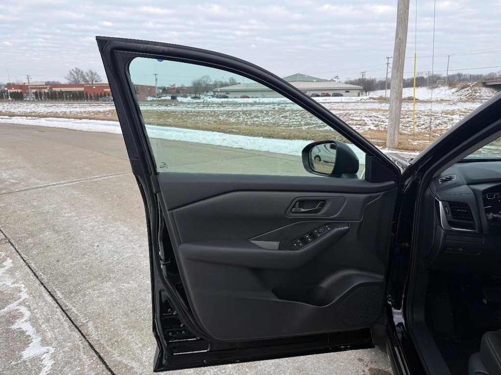 Nissan Rogue Vehicle Full-screen Gallery Image 12