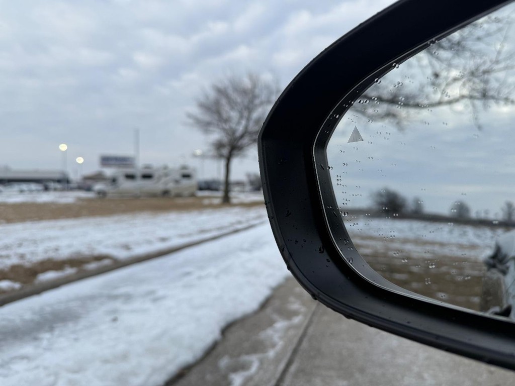 Nissan Rogue Vehicle Full-screen Gallery Image 14