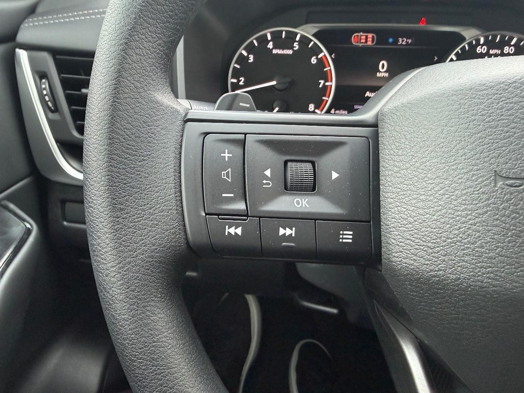 Nissan Rogue Vehicle Full-screen Gallery Image 16