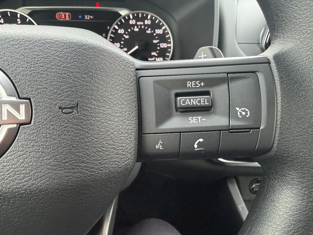 Nissan Rogue Vehicle Full-screen Gallery Image 17