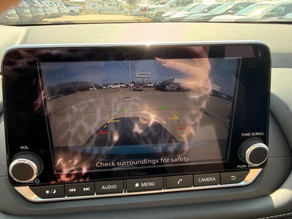 Nissan Rogue Vehicle Full-screen Gallery Image 02