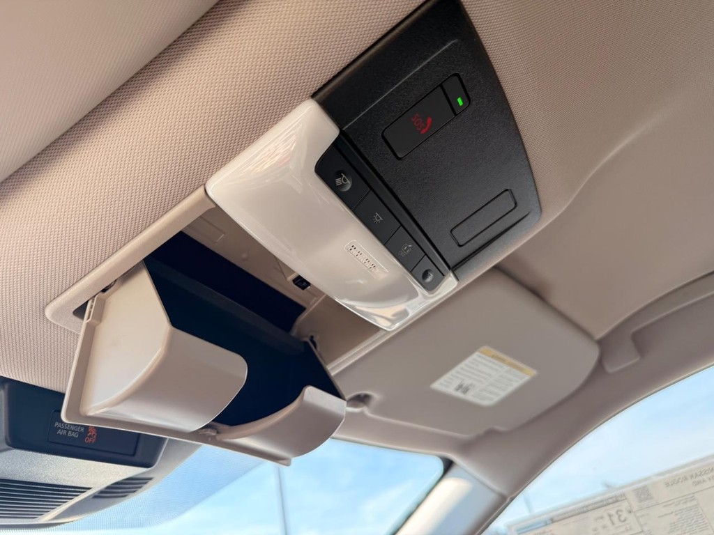 Nissan Rogue Vehicle Full-screen Gallery Image 03