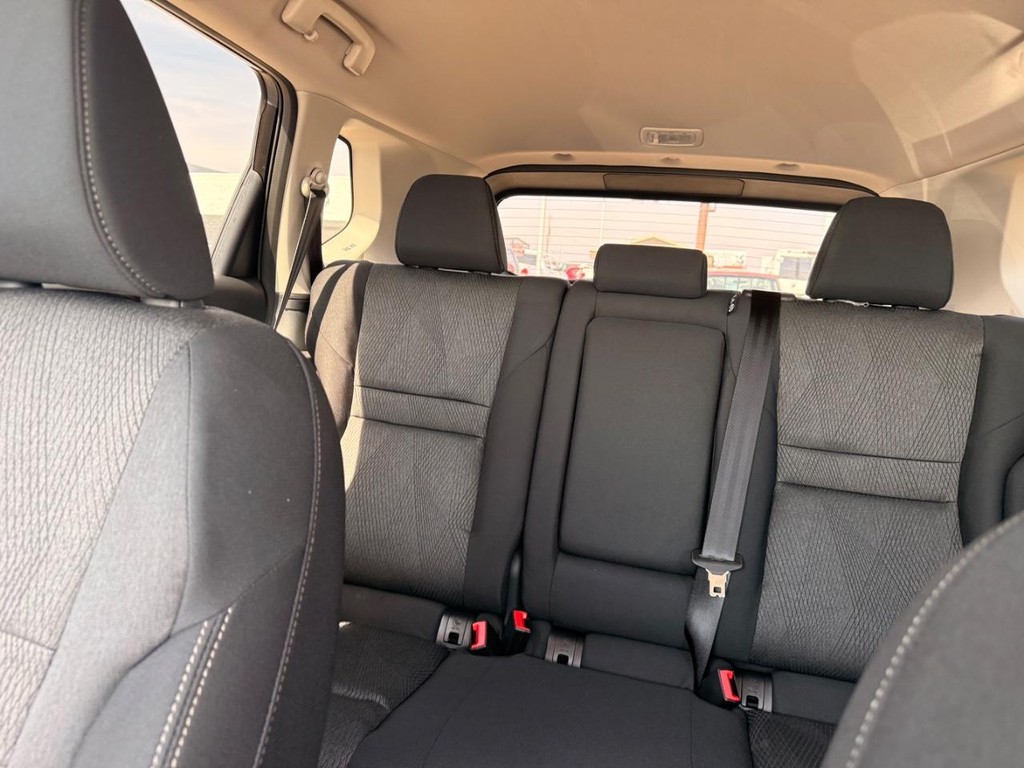 Nissan Rogue Vehicle Full-screen Gallery Image 04