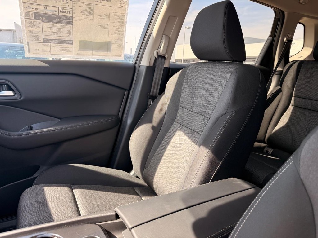 Nissan Rogue Vehicle Full-screen Gallery Image 05