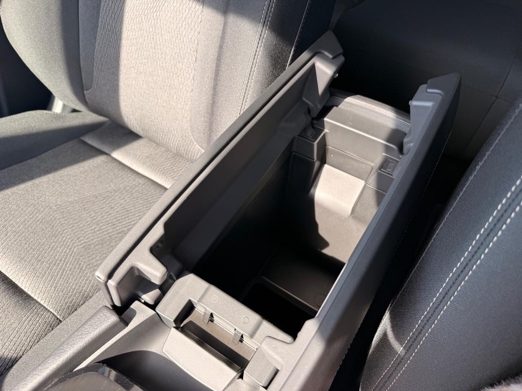 Nissan Rogue Vehicle Full-screen Gallery Image 06