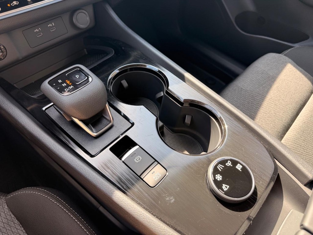 Nissan Rogue Vehicle Full-screen Gallery Image 07