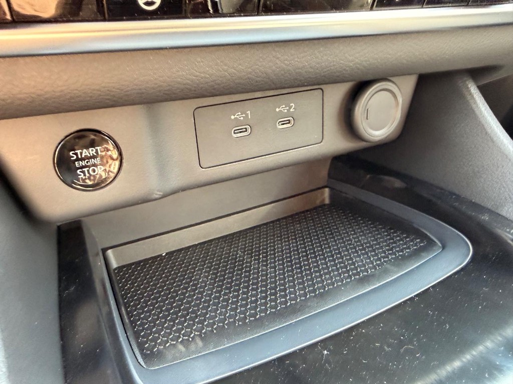 Nissan Rogue Vehicle Full-screen Gallery Image 08