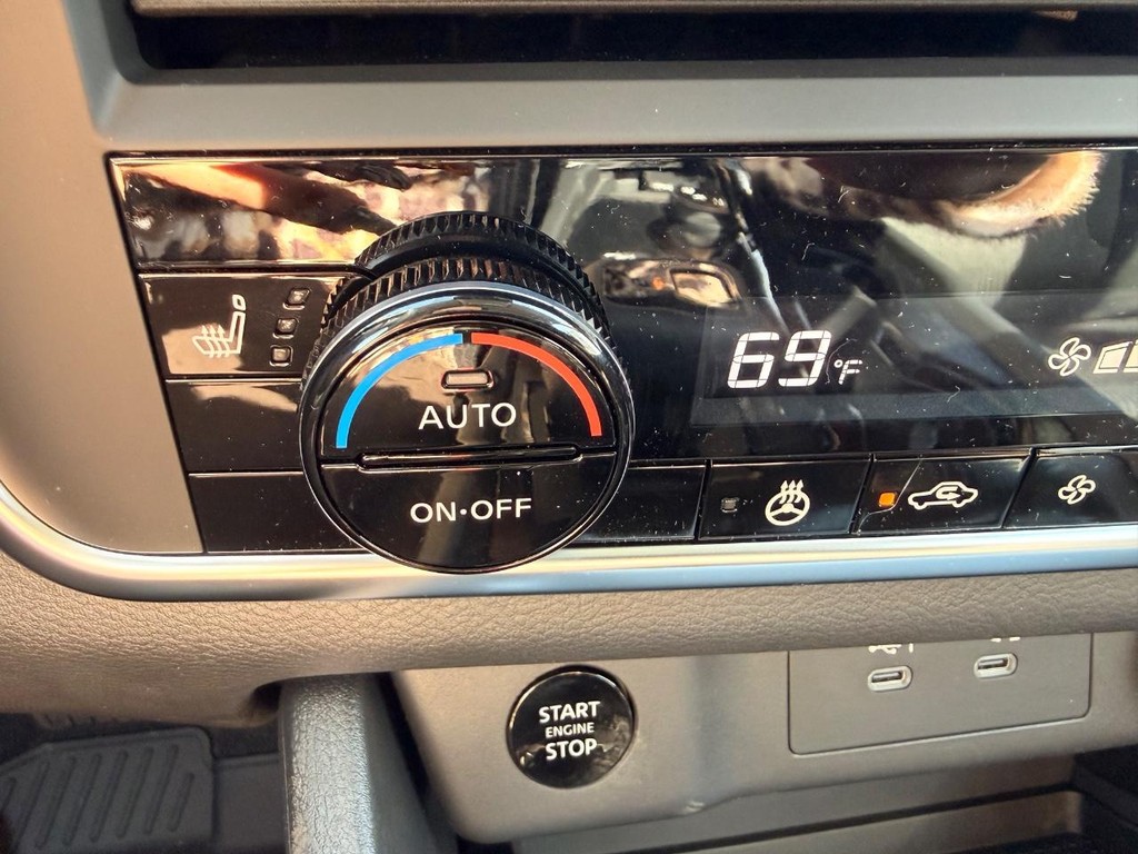 Nissan Rogue Vehicle Full-screen Gallery Image 09