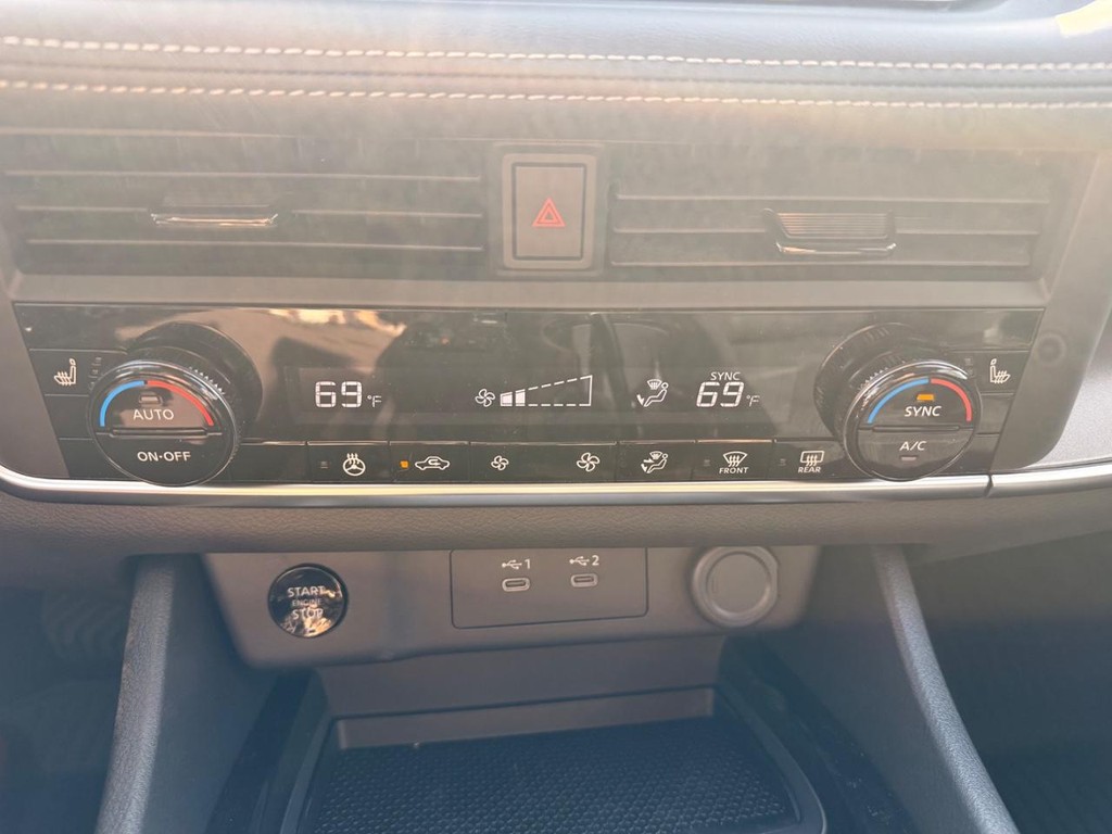 Nissan Rogue Vehicle Full-screen Gallery Image 10