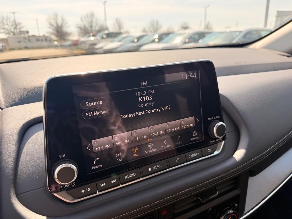 Nissan Rogue Vehicle Full-screen Gallery Image 11