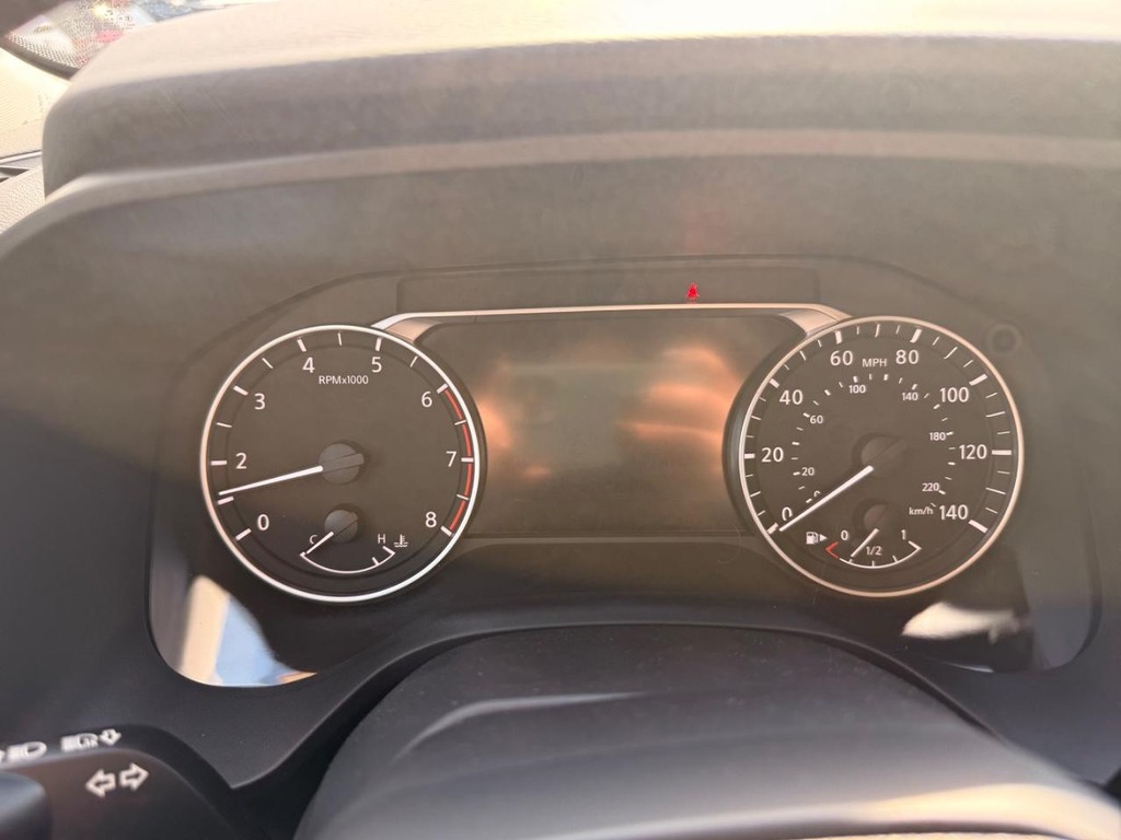 Nissan Rogue Vehicle Full-screen Gallery Image 12