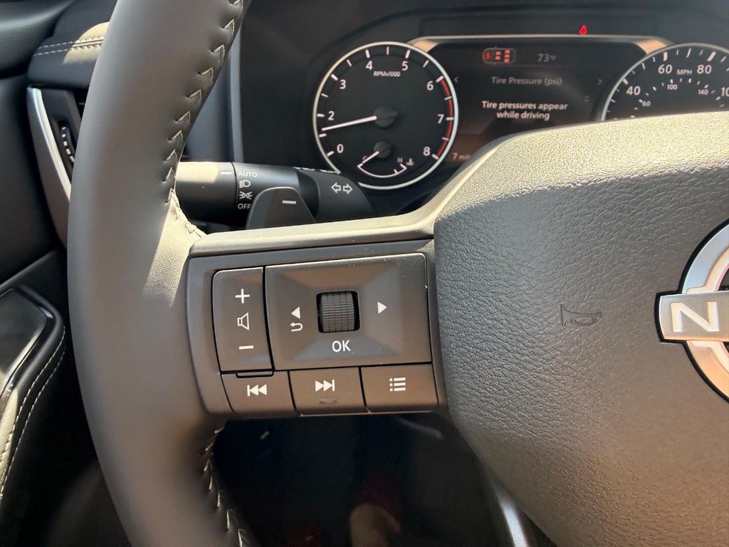 Nissan Rogue Vehicle Full-screen Gallery Image 13