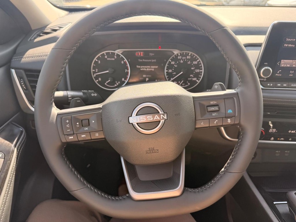 Nissan Rogue Vehicle Full-screen Gallery Image 15