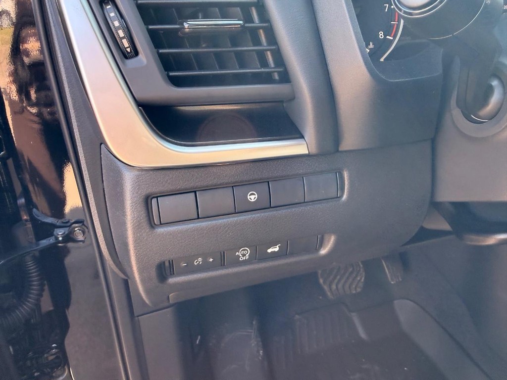 Nissan Rogue Vehicle Full-screen Gallery Image 16