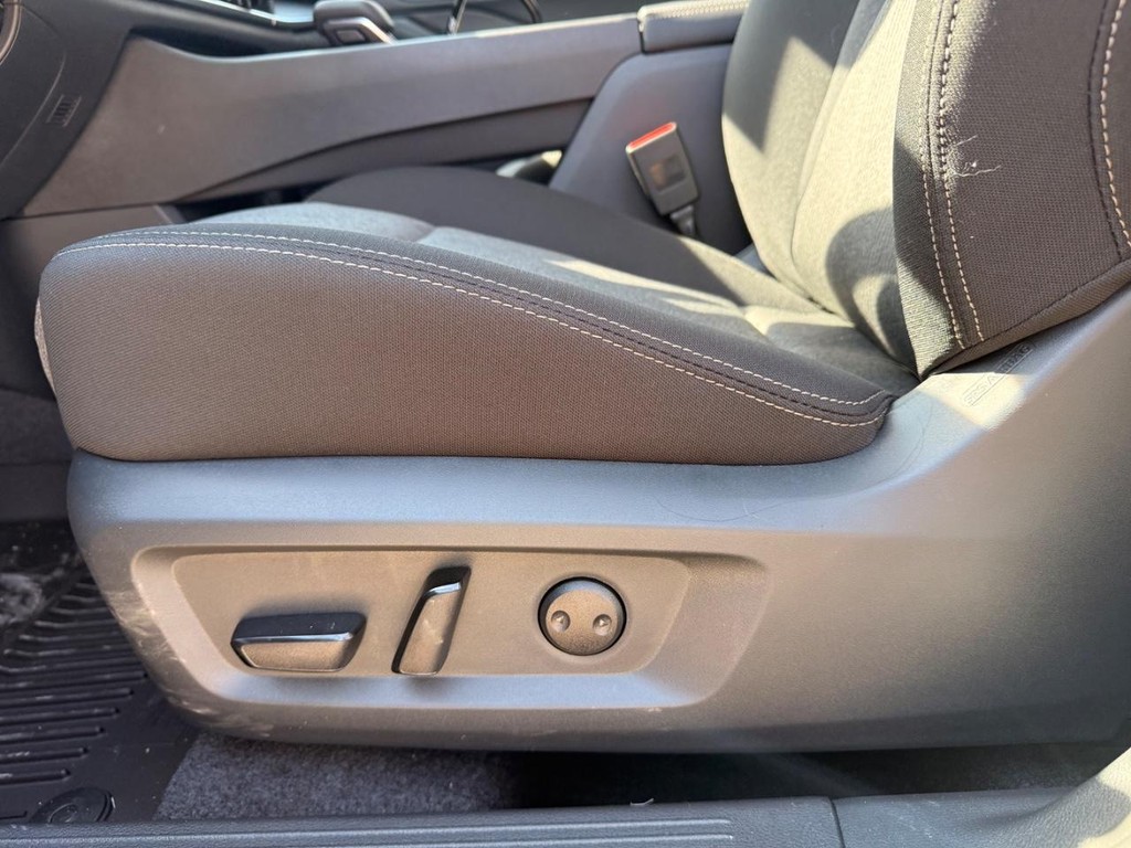 Nissan Rogue Vehicle Full-screen Gallery Image 17