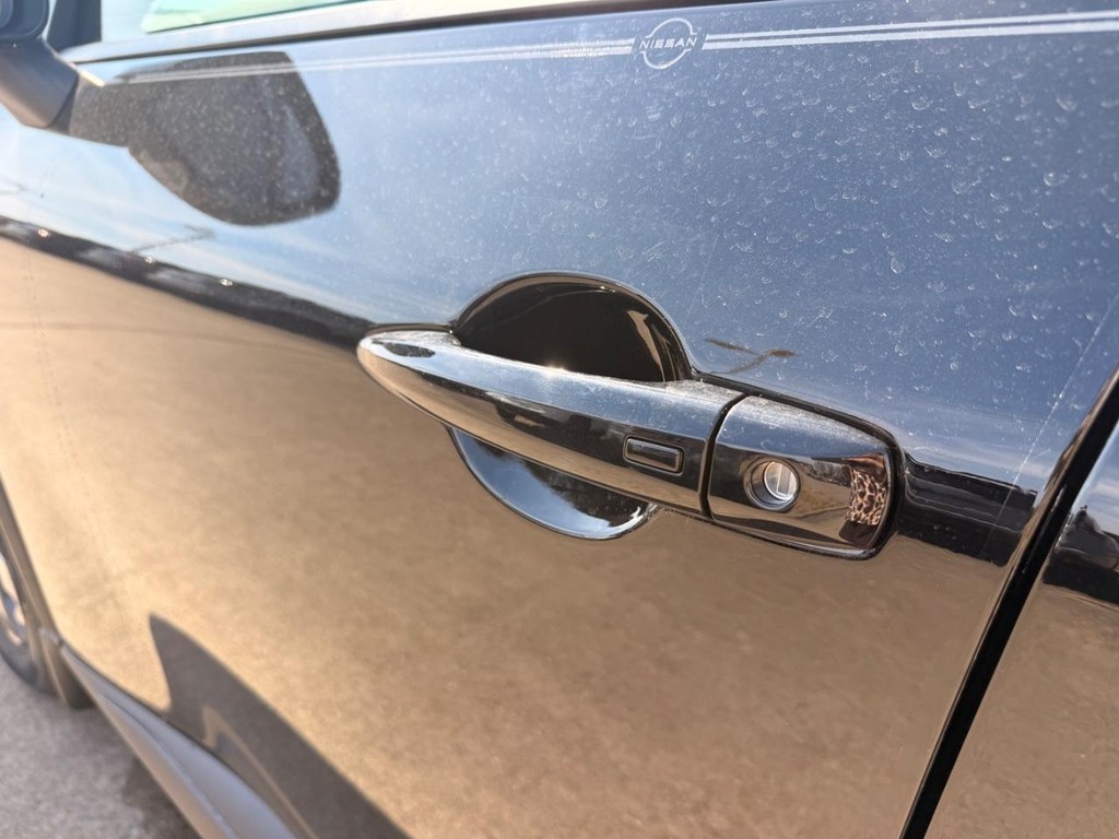 Nissan Rogue Vehicle Full-screen Gallery Image 19