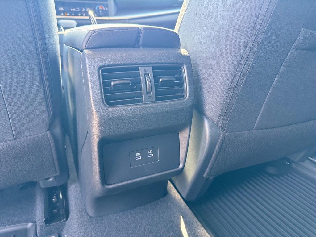 Nissan Rogue Vehicle Full-screen Gallery Image 21