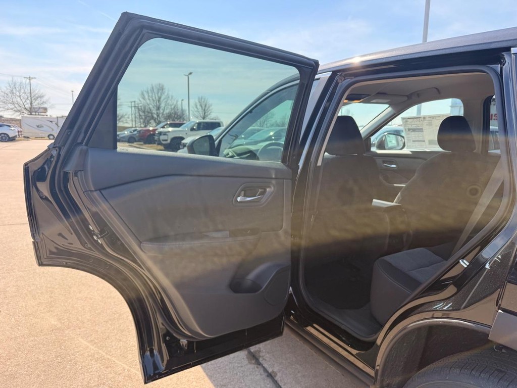 Nissan Rogue Vehicle Full-screen Gallery Image 22