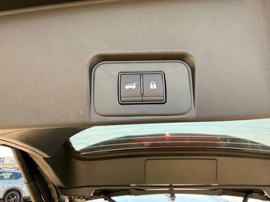 Nissan Rogue Vehicle Full-screen Gallery Image 23