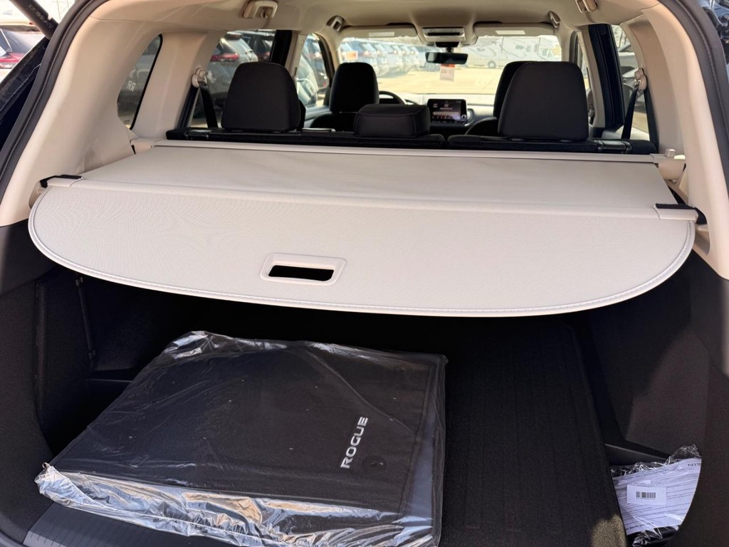 Nissan Rogue Vehicle Full-screen Gallery Image 24