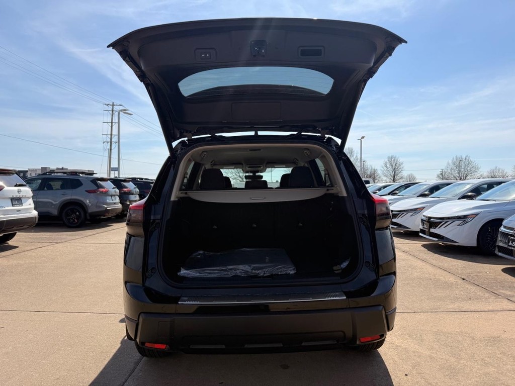 Nissan Rogue Vehicle Full-screen Gallery Image 25