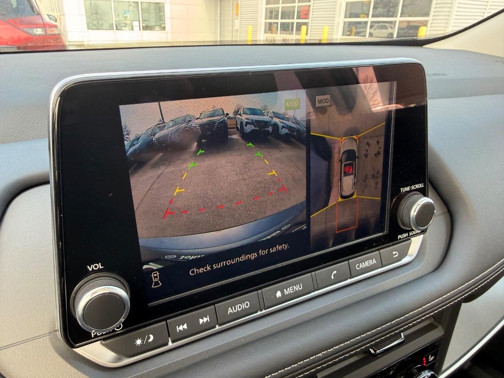 Nissan Rogue Vehicle Full-screen Gallery Image 03