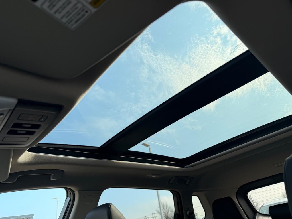 Nissan Rogue Vehicle Full-screen Gallery Image 04