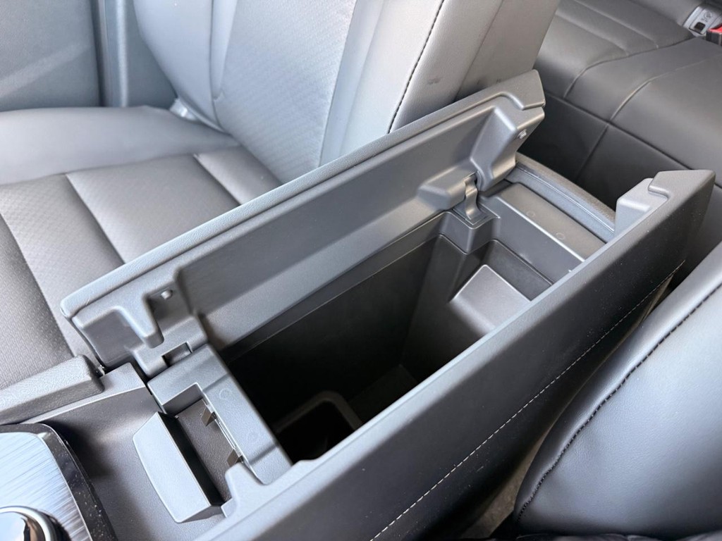 Nissan Rogue Vehicle Full-screen Gallery Image 05