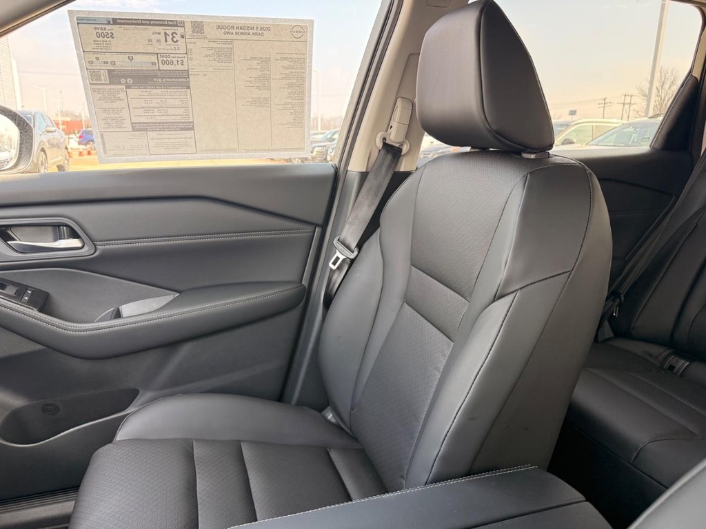 Nissan Rogue Vehicle Full-screen Gallery Image 06