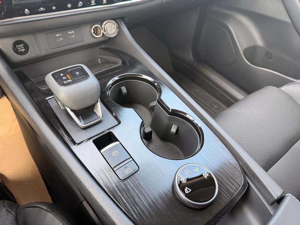 Nissan Rogue Vehicle Full-screen Gallery Image 07