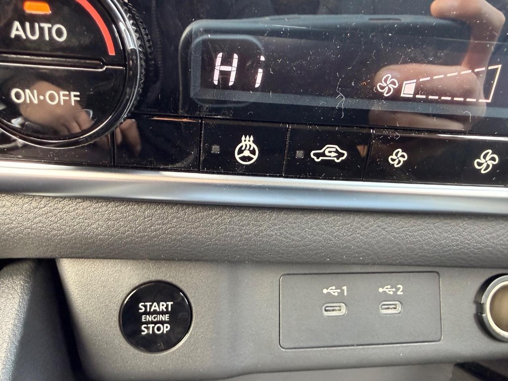 Nissan Rogue Vehicle Full-screen Gallery Image 09