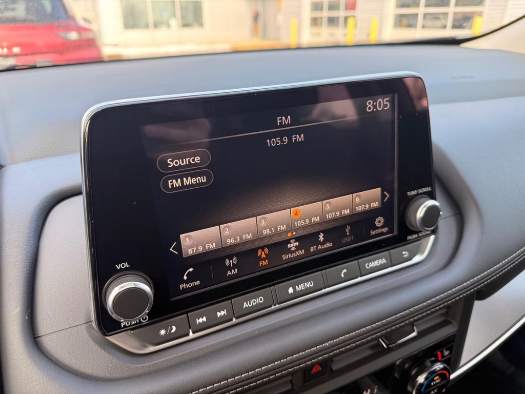 Nissan Rogue Vehicle Full-screen Gallery Image 12