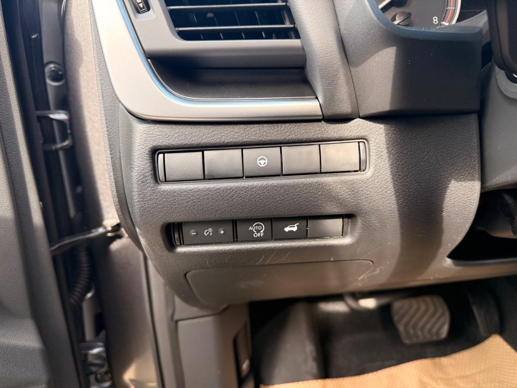 Nissan Rogue Vehicle Full-screen Gallery Image 17