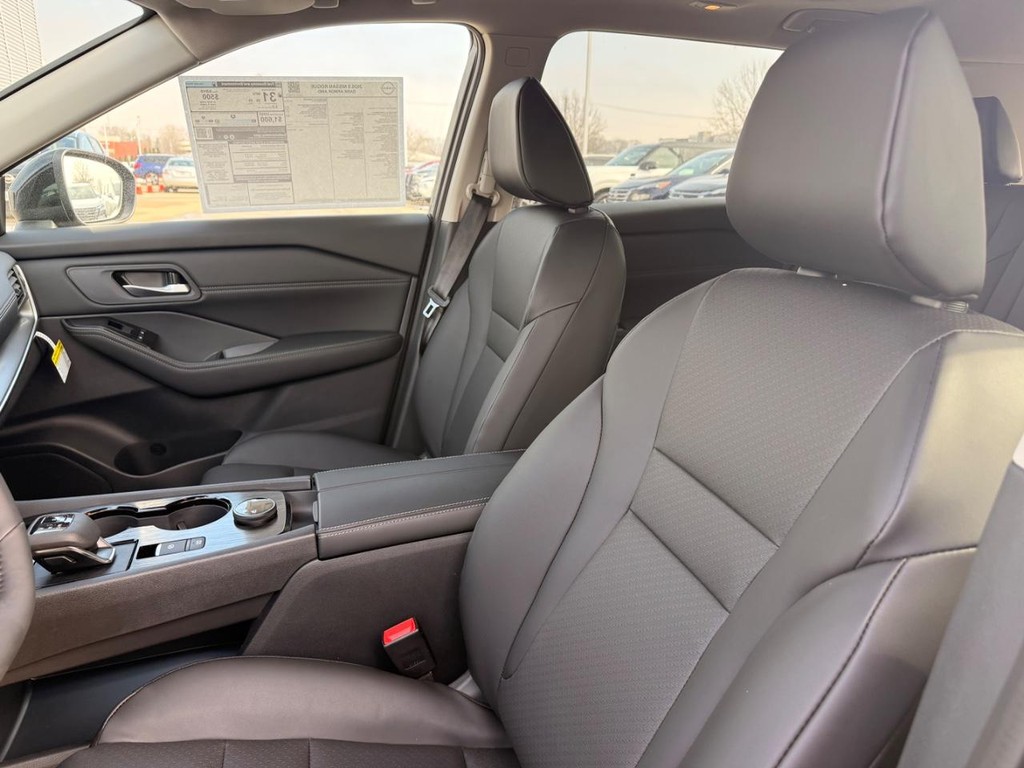 Nissan Rogue Vehicle Full-screen Gallery Image 18