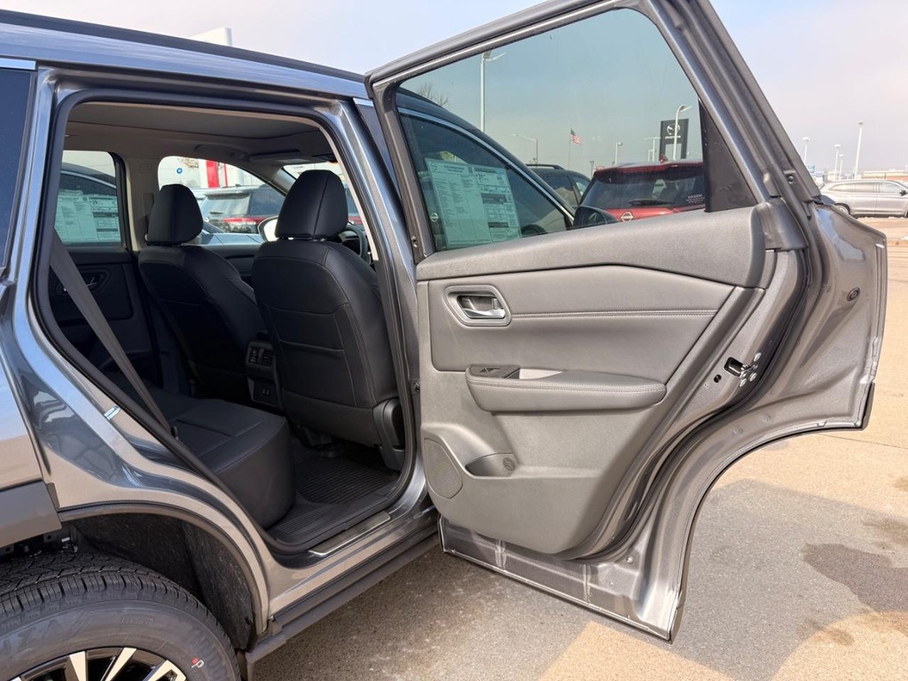 Nissan Rogue Vehicle Full-screen Gallery Image 20