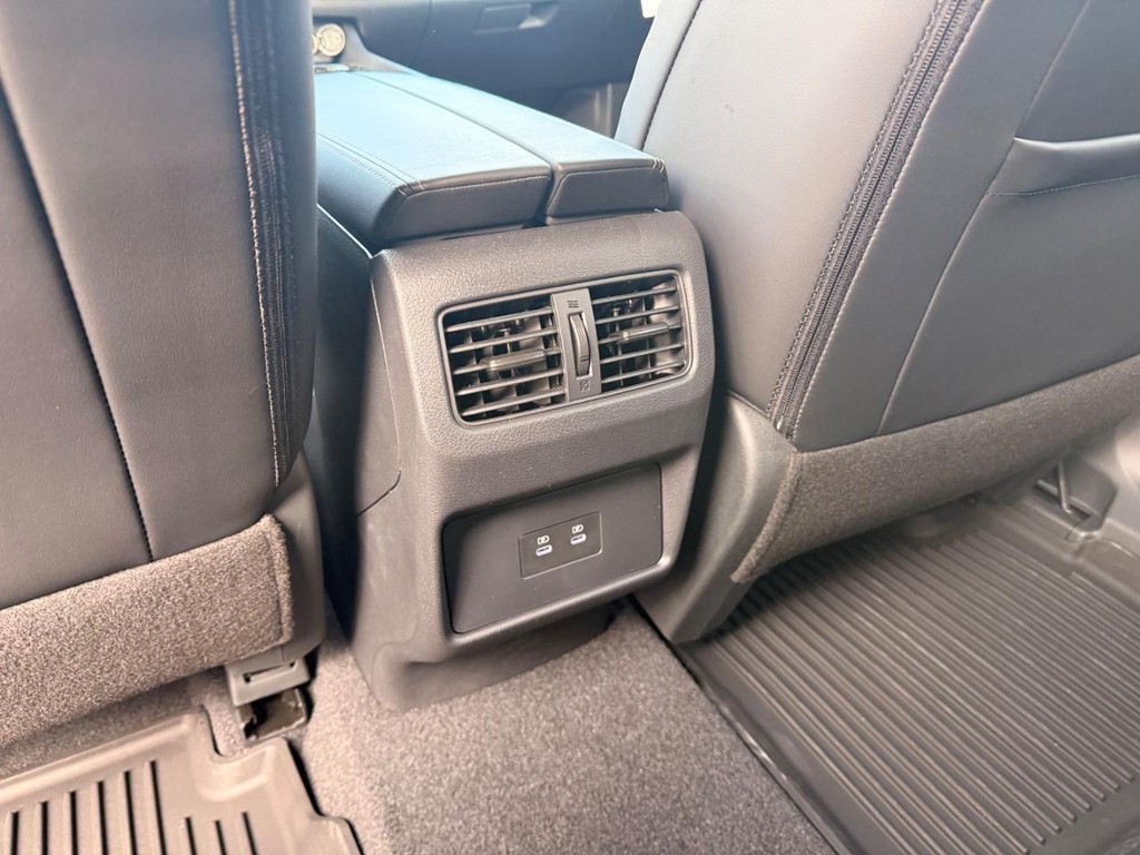 Nissan Rogue Vehicle Full-screen Gallery Image 21