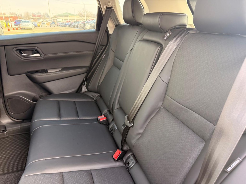 Nissan Rogue Vehicle Full-screen Gallery Image 23