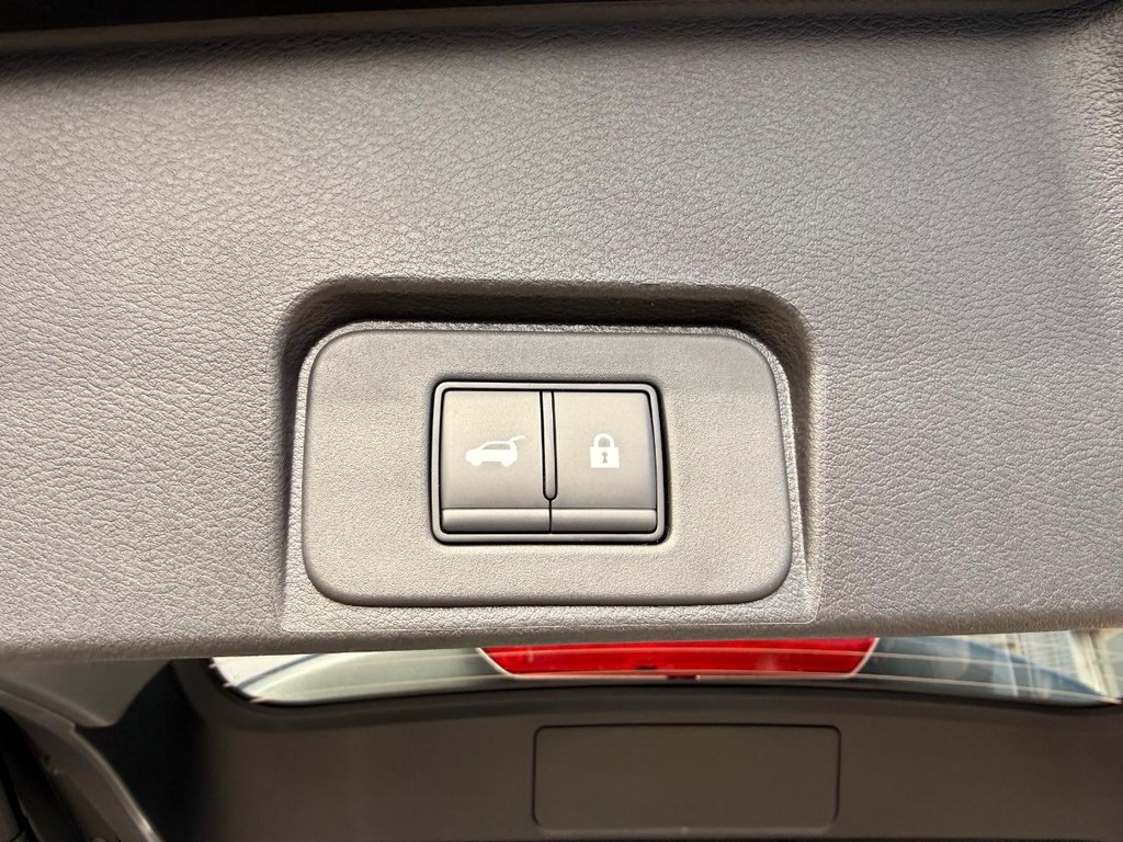 Nissan Rogue Vehicle Full-screen Gallery Image 24