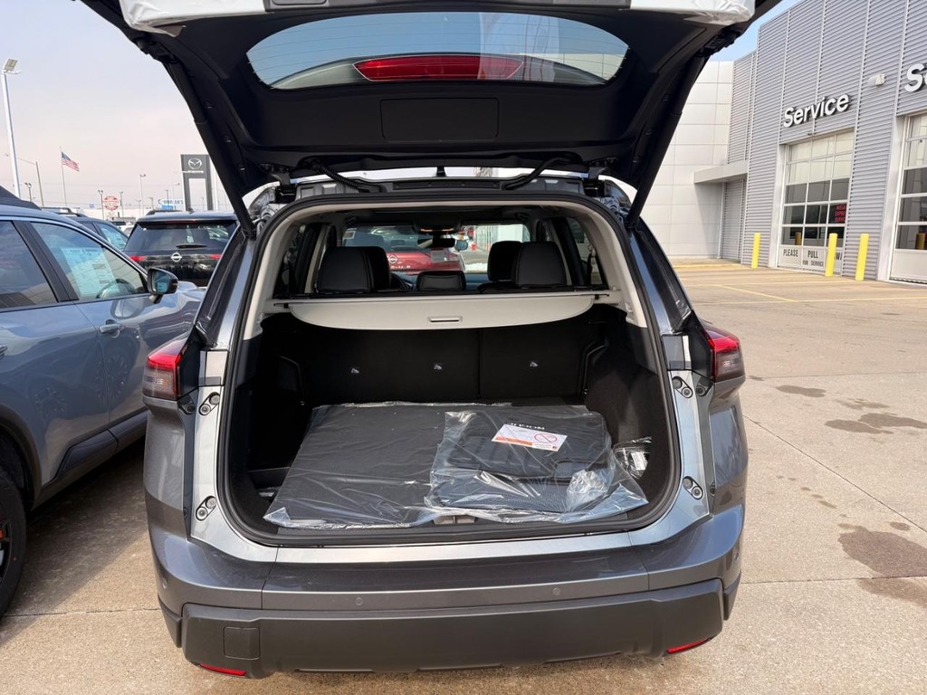 Nissan Rogue Vehicle Full-screen Gallery Image 26