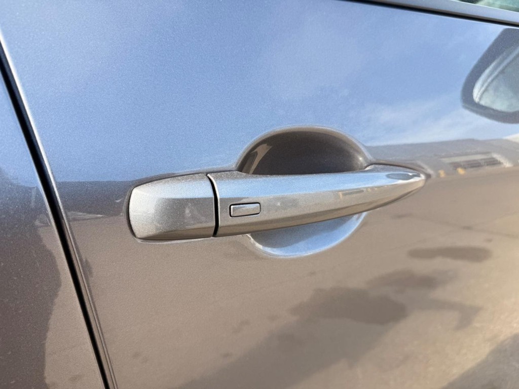 Nissan Rogue Vehicle Full-screen Gallery Image 27