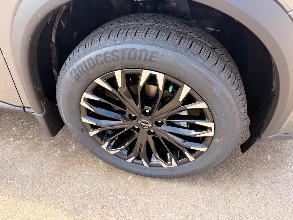 Nissan Rogue Vehicle Full-screen Gallery Image 29