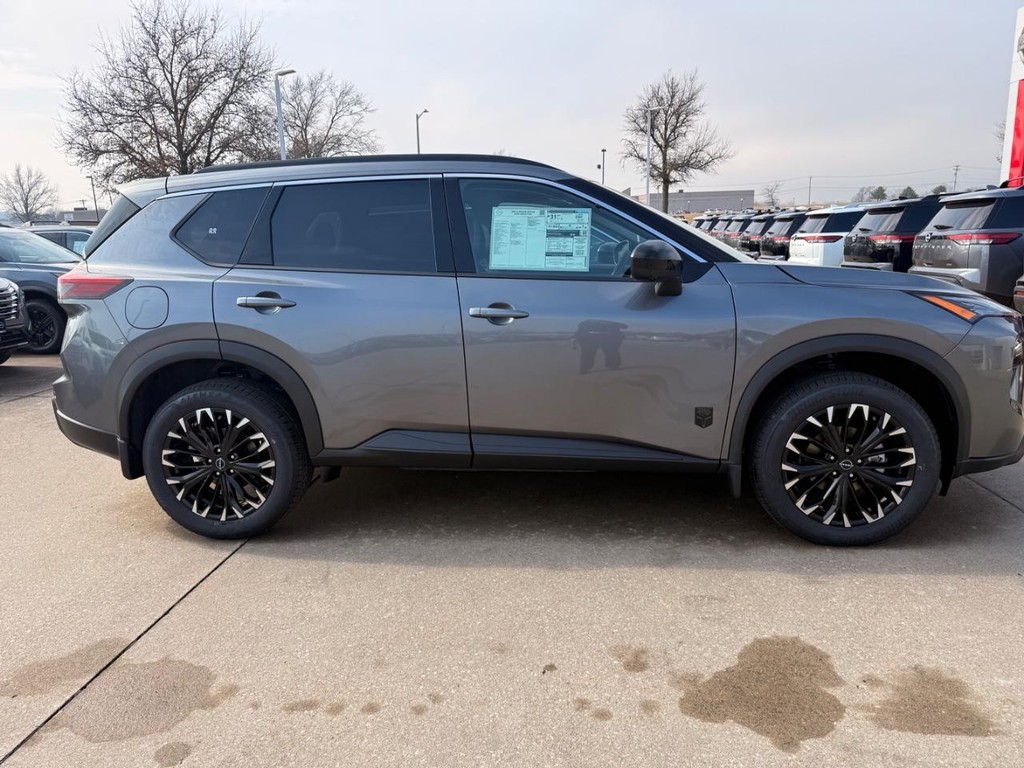 Nissan Rogue Vehicle Full-screen Gallery Image 32